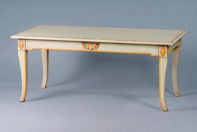 Couchtisch, n.franz.Vorbild v.1810/20, Buche grünl.gefasst, Beine l.geschweift, Zarge m.abstarkt floraler Schnitzerei, Lackierung teils besch., ...