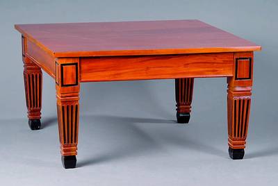 Couchtisch, n.ital.Vorbild v.1750, Satin- Holz, Beine gerieft, teils geschwärzt, st. Gebr.-sp., ca.45x78x78cm, Platte m.Kratzern
