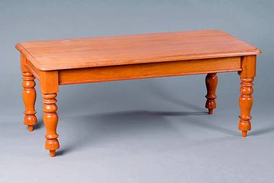 2 Clubtische, nach südfranz.Vorb.v.1830/40, versch.Obsthölzer, auf Kirsch gebeizt, gedrechelte Beine, teils schwundrissig, st. Gebr.-Sp., ...
