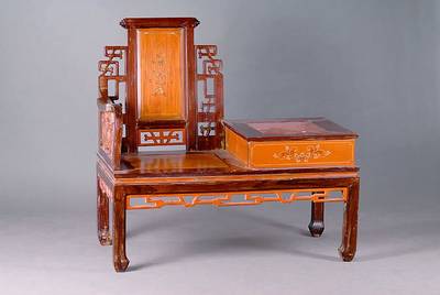 Kombinationsmöbel, nach chines. Vorbild von 1900, Kombination aus Sitz und Tisch, WH/Palisander, Rücken und Lehne reich geschnitzt in ...