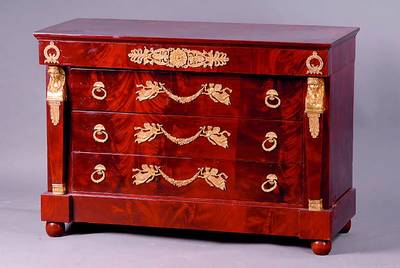 Kommode, n.franz.Vorbild v. 1790/1810, 1x Klassizismus, Satinholz auf Mahagoni gebeizt, 3-schübig, reich vergoldete Bronzebeschl., 2 Säulen ...