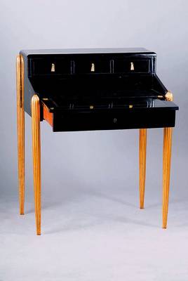 Damensekretär, n.dem Vorb.v.1930/32, Buche schwarz gefasst, 4-schübig, Schreibplatte, Beine gerieft, goldfarben gefasst, Gebr.-Sp., ca.95x77x53cm