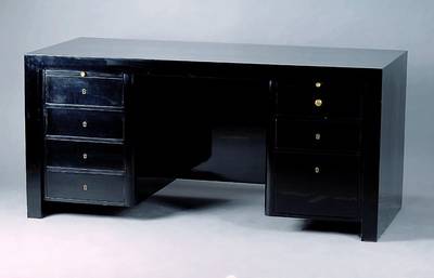 Schreibtisch, Frankreich, um 1930, z.T.auf Eiche gearb., schwarze Lackierung sek., 7- schübig, 2 Ausziehbretter, l. Gebr.-Sp., ca. 76x160x75cm