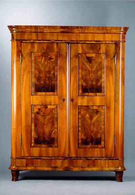 Biedermeierschrank, Umkreis Würzburg, um 1830, Nußbaum mass., kassettiert, Boden mit 2 Fächern, getreppte Inlets m. Wurzelnußfurnier, vielfach ...