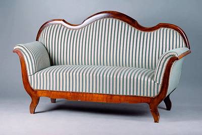 Sofa, deutsch, um 1835/40, Gestell Buche mass., Rücken u.Zarge geschweift, Nagelverz., blau-beige gestreifter Bezug sek., l.besch., alt belassen, ...