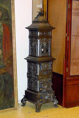 Gusseiserner Ofen, deutsch, um 1895/1900, Gusseisen, sog. Mischstil, Renaissance und Barock, m. leichtem Jugendstileinfluss, geschweifte Beine, ...
