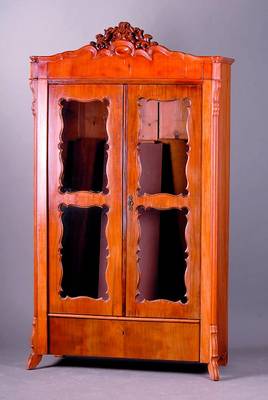 Vitrine, süddeutsch, um 1835/40, Kirschb., 2-türig, Brezelfüllungen, Kopf geschnitzt, st.Gebr.-Sp., alt belassen, Furniersch., schwundrissig, ...
