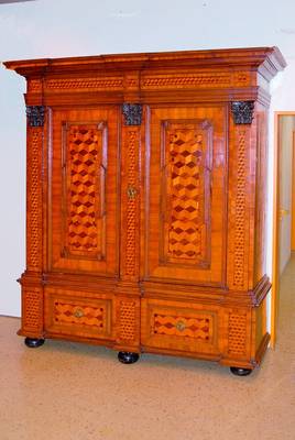 Pilasterschrank, wohl Mainz, um 1700/20, Korpus Weichholz, Wurzelnußfurnier, z.T. quer gespiegelt verlegt, Würfelintarsien mit optischem Effekt, in ...