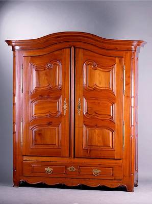 Spaltschrank, wohl Württemberg, um 1780/90, Esche/Nußbaum, 12-fach kassettiert, Kopf geschweift u.getreppt, abgerundete Ecken, integr.Leisten, ...