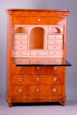 Sekretär, süddeutsch, um 1870, Nußbaum/ Wurzelnußfurnier, 4-schübig, Kopf vielfach getreppt, Inneneinrichtung: 9 Schubladen, 3 Ablegefächer, ...