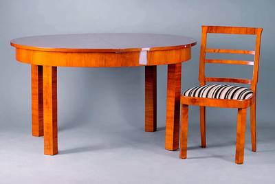 Ovaler Ausziehtisch u.6 Stühle, deutsch, Art- Deco, um 1930/32, kaukasisch. Nußbaum/Wurzelnußfurnier, miitig ovale Intarsie, einfache Führung, ...