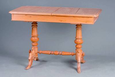 Ausziehbarer Tisch, deutsch, um 1880-90, Kiefer und Ahorn massiv, reiche Drechselarbeit an den Beinen, leicht schwundrißig, ca. 80cm, L. ca. 94 bzw. ...