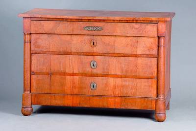 Kommode, deutsch, um 1830, Nußbaum, roh belassen, 4-schübig, 3/4 Säulen, Frontfüße kugelförmig, 1 Beschl. fehlt, schwundrissig, Füße teils ...