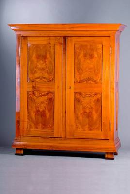 Biedermeierschrank, badisch, um 1810/20, Nußbaum massiv, mit 8 Kassetten ausgesuchtes symetr. Furnierbild, Einlagen mit lebendigem Wurzelnuß, reich ...