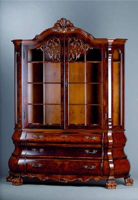 Barockstilvitrine, Holland, 60er Jahre, Wurzelnußfurnier, Unterteil 3-schübig, geschweift und bombiert, Tatzenfüße, Oberteil 2-türig, mit ...