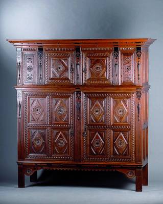 Vielzweckschrank, Belgien/Niederlande, um 1870/80, Eiche, vielfach kassettiert, Rosettenverz. und Inlets a.d. Vollholz geschnitzt, Schuppendekor, ...