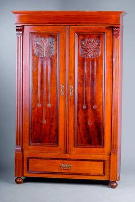 Schrank, deutsch, um 1900, Jugendstil, Korpus WH, Mahagonifurnier, auf Kugelfüßen, seitl. kanneliert, 2-türig, 1 Blenderschublade, Füllungen m. ...