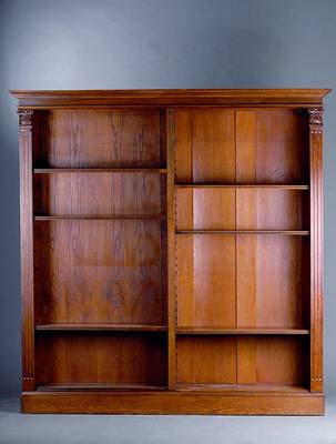 Bücherschrank, deutsch, um 1880, Eiche teils massiv, Lisenen gerieft, sparsame Schnitzerei als Abschluss, Kopf- und Fußteil getreppt, st. ...