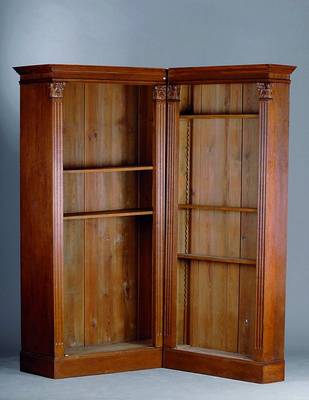 Bücherregal, deutsch, um 1880, Eiche teils massiv, eckig, Lisenen gerieft, sparsame Schnitzerei als Abschluss, Kopf- und Fußteil getreppt, st. ...
