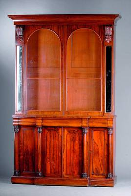 Aufsatzvitrinenschrank, viktorianisch, um 1750, Palisanderfurnier, Unterteil m. Vollsäulen, Oberteil m. geschnitzten Voluten, Front verglast und ...