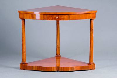Eckkonsole m. Vollsäulen, Biedermeierstil, um 1900, Nußbaumfurnier, 1 Schublade, Unterteil l. geschweift, Gebr.-Sp., ca. 73x94x65 cm