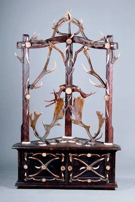 Eck-Jagdgewehrständer, deutsch, um 1890-1900 , schwarz gefaßtes Holz, Halterungen und Applikationen aus Geweihteilen und Keilerzähnen, für 6 ...