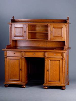 Aufsatzschreibtisch, deutsch, Gründerzeit, um 1890, Eiche massiv, ausziehbare Arbeitsplatte, Lederbez. sek., Oberteil 2 -türig, 2 Ablegefächer, ...