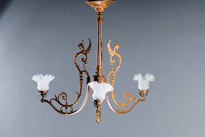 Deckenlampe, deutsch, um 1890, Messing reich reliefiert mit Greifenappliken, drei Brennstellen, ehemals Gasbetrieb, Elektrifizierung nicht geprüft, ...