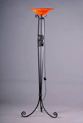 Große Stehlampe, Daum Nancy, 20er J., orig.Schichtglasschirm, orangefarbene u.gelbe Einpuderungen, gravierte Signatur, orig.schmiedeeiserner Fuß, ...