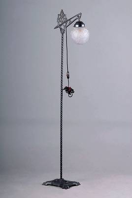 Stehlampe, Muller Fres, Luneville, 20er J., Eisenfuß mit abstr.geom.Dekor, gedrehter Stiel, Preßglasschirm mit geom. Dekor, Kugelschirm mit Resten ...