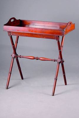 Butlers-Tray, England, um 1900, schweres Tropenholz mahagonifarben, Tablett auf zusammenfaltbarem Fuß, 76 x 50 cm, l. besch., spannungsrissig