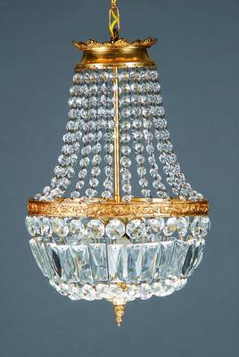 Deckenlampe, Frankreich, 1. H.20.Jh., Messing, mit Glasgehänge, 3 Brennstellen, H. ca.47cm, D.30 cm; Fu. nicht gepr., l.Alterssp.