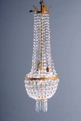 Deckenlüster, Frankreich, 20er Jahre, reiches Glasgehänge, Messingfassung 2 Brennstellen, H. ca. 75 cm, Fu. nicht geprüft