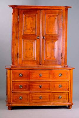 Aufsatzkommode, Pfalz, um 1790/1910, Nußbaum massiv, Unterteil 3-schübig, Oberteil 2-türig, Inlets getreppt, Ecken abgerundet, Kopf vielfach ...