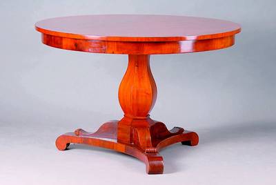 Runder Tisch, deutsch, um 1830/40, Pyramidenmahagoni, balusterförmiger Schaft 6 -fach facett., 3 Auslegerbeine, Füße in Voluten auslaufen, ...