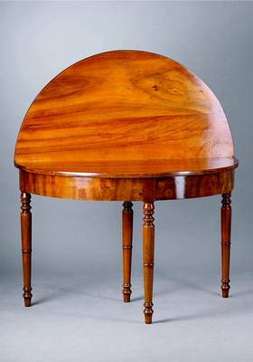 Biedermeier-Klapptisch, deutsch, um 1830/40,Nußbaum, 4 Beine, davon eines als Ausleger konzipiert, Beine gedrechselt, Reste alten Wurmbefalls, ...