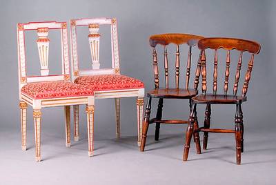 4 Stühle, Louis-Seize-Stil, um 1900, Buche, weiß/goldfarben gefasst, reich geschnitzt in Form v. Schuppen und Blättern, Polsterung und ...
