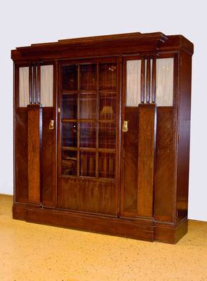 Vielzweckschrank, deutsch, um 1904/06, Eiche, 3-türig, Mitteltür versprosst, m. facett. Glas, oberer Teil der Außentüren verglast m. 3/4 Säulen, ...