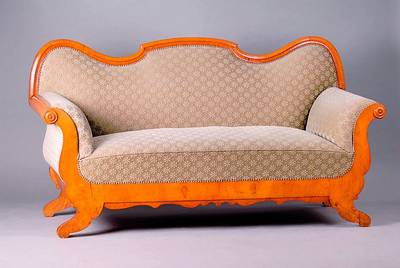Sofa, süddeutsch, um 1835/40, Rüster, allseitig geschweift, Armlehnen in Voluten auslaufend, Polsterung und Bezug sek., Nagelverz., schwundrissig, ...