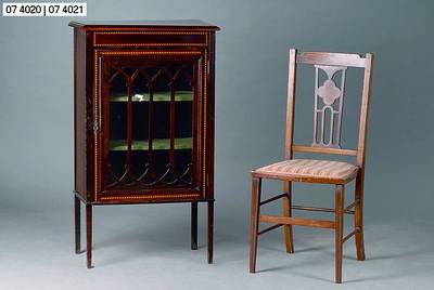 Kleine Vitrine, England, nach dem Vorbild v. 1880/90, Mahagoni, Ahornfadenintarsien, teils geschwärzt, Front verglast und versprosst, 2 ...