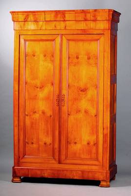 Schrank, Frankreich, um 1860, Louis-Philippe, Kirschbaum, Kopf vielfach getreppt, Fuß passig, Inlets 4-fach getreppt, schwundrissig, st. Gebr.-Sp., ...