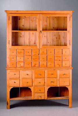 Apothekerschrank, deutsch, um 1900, Kiefer massiv, teilrest., 36 Schubalden, Oberteil 2 -türig, verglast, Unterteil m. 2 Ablegefächern, Beschl. ...