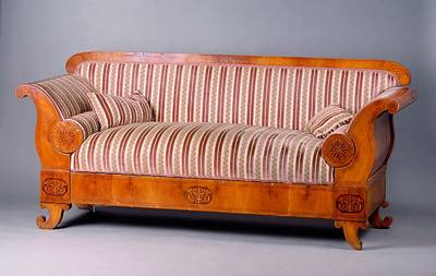 Biedermeiersofa, süddeutsch, um 1820/30, wohl Gegend Darmstadt, Kirschbaumfurnier, feine Marketerie in Medallionform, Ahorn und Mahagoniholz, st. ...