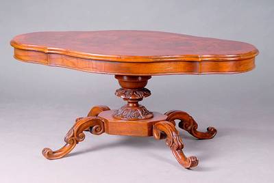 Salontisch, nach italienischem Vorbild v. 1760 Nußbaum/Wurzelnußfurnier, allseitig geschweift, Platte getreppt, 4 Ausleger, Schaft gedrechselt und ...