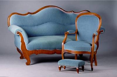 Sitzgruppe, best. aus Sofa, 2 Sesseln und Schemel, süddeutsch, um 1830/40, Buche/Nußbaum, Sessel später, allseitig geschweift, Armlehnen und ...