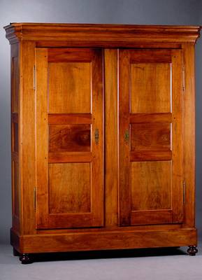 Schrank, Pfalz, um 1830, Nußbaum, Ecken abgeflacht, einfach getreppte Kassetten, Kopf vielfach getreppt, innen ein Einlegebrett und eine ...