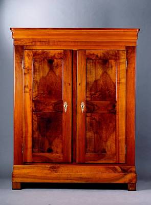 Schrank, Biedermeier, um 1820/30, Nußbaum, Front und Seiten kassettiert, Kopf vielfach getreppt, Fuß passig, Inneneinrichtung: rechte Seite zum ...
