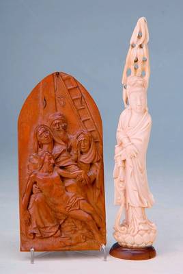 Relief, Heiligenbild, süddeutsch, wohl um 1720/30, Buchsbaum feine Schnitzerei, Pieta, leicht schwundrissig, 19.3 x 9.4 cm