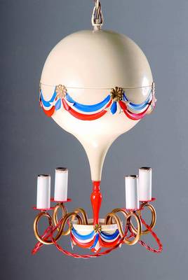 Deckenlampe in Form eines Ballons, Frankreich, um 1930, Metall weiß und in den Farben der Trikolore gefaßt, 4 Brennstellen, Elektr.nicht gepr., H. ...