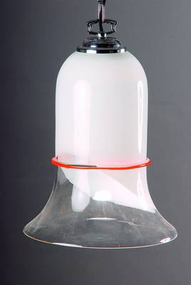 Deckenlampe, Italien, 70er Jahre, mundgeblasenes Glas mit opak-weißem Innenüberfang und aufgelegtem orangefarbenem Band, verchromte Monturen, ...